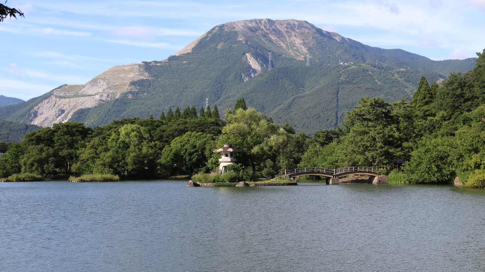 みしま池と伊吹山